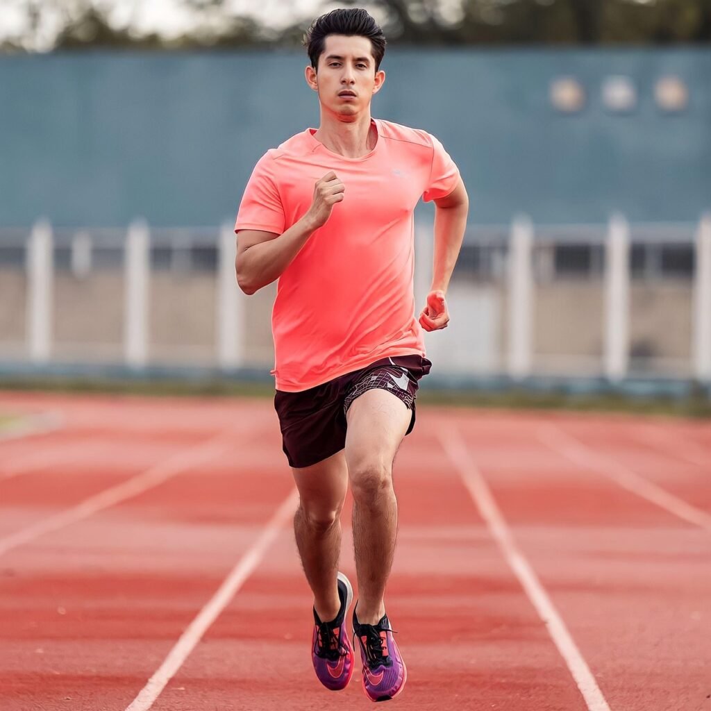 osteopatia deportiva man, athletic, run, person, model, fitness, sports, body, atletismo, pista y campo, deporte, campo, correr, competencia, corriendo, atletas, estadio, ejercicio, influencer, atleta, deportivo, al aire libre